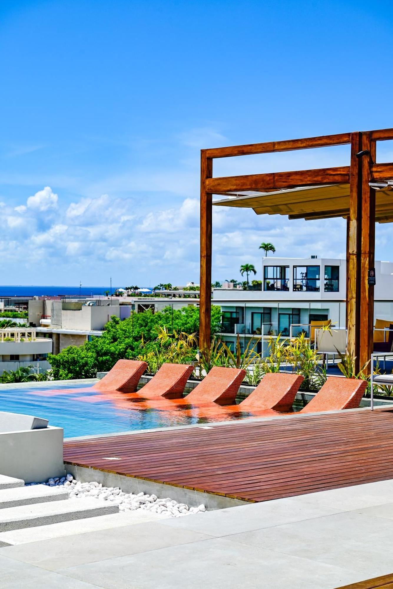 Aloft Playa Del Carmen Hotel Bagian luar foto Rooftop pool at the Hotel Habitas Tulum