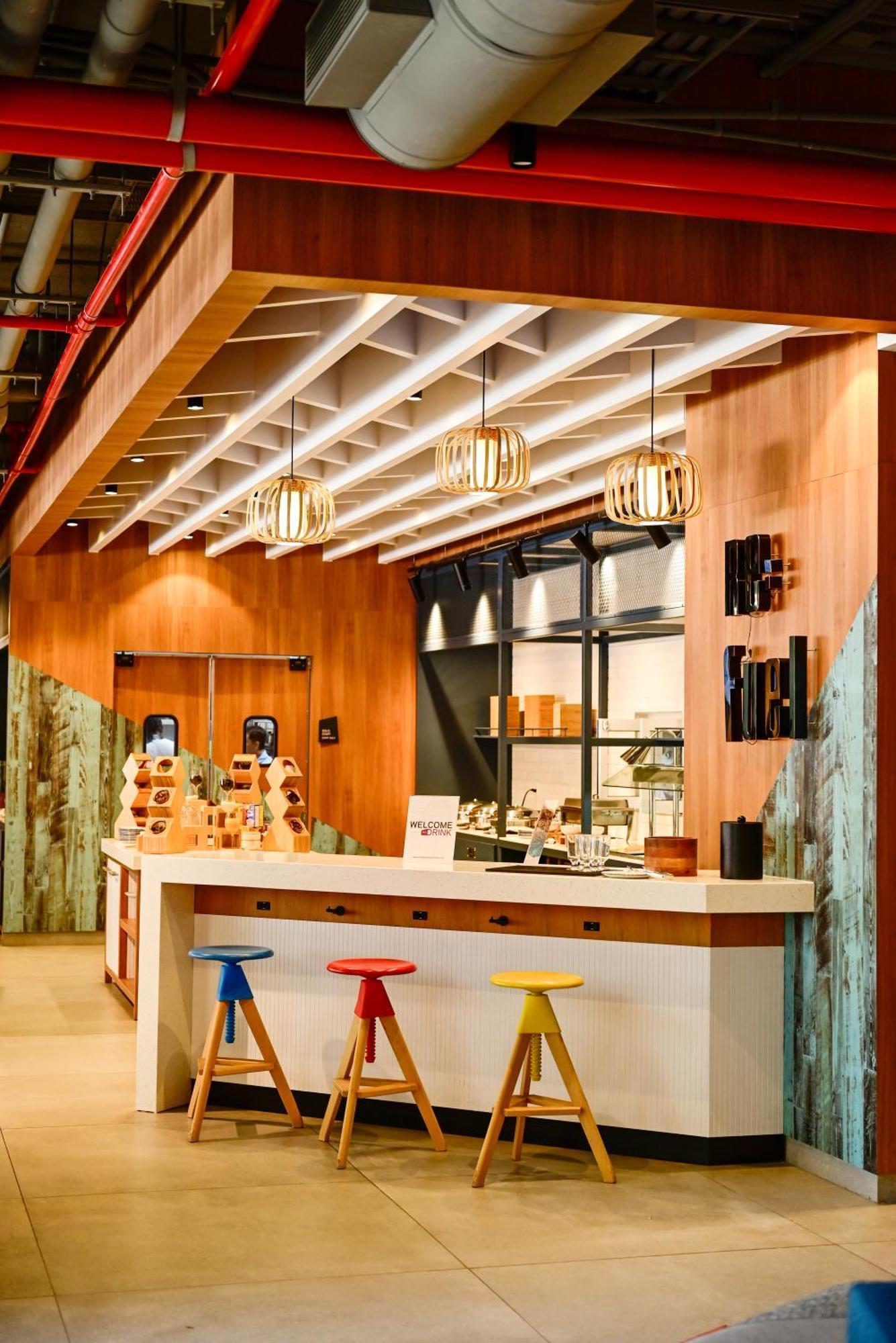 Aloft Playa Del Carmen Hotel Bagian luar foto The interior of a typical Starbucks Reserve store