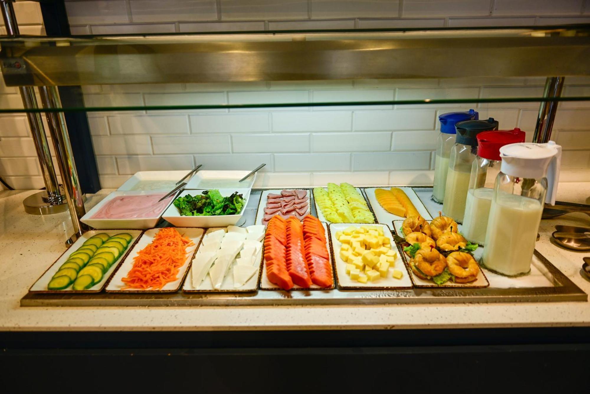 Aloft Playa Del Carmen Hotel Bagian luar foto A salad bar