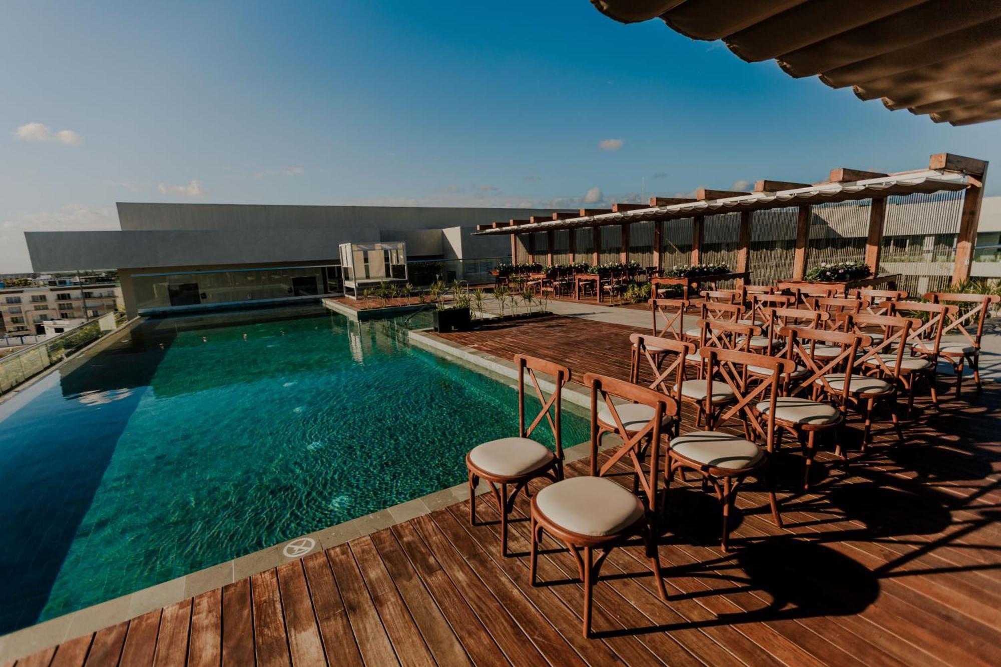 Aloft Playa Del Carmen Hotel Bagian luar foto Rooftop pool at the hotel