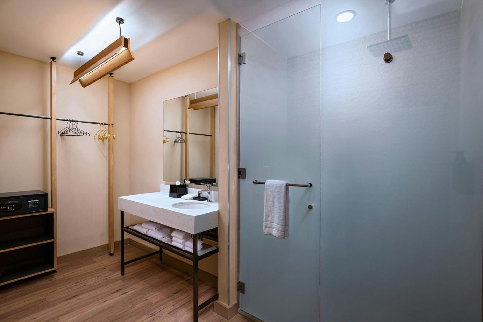Aloft Playa Del Carmen Hotel Bagian luar foto Bathroom