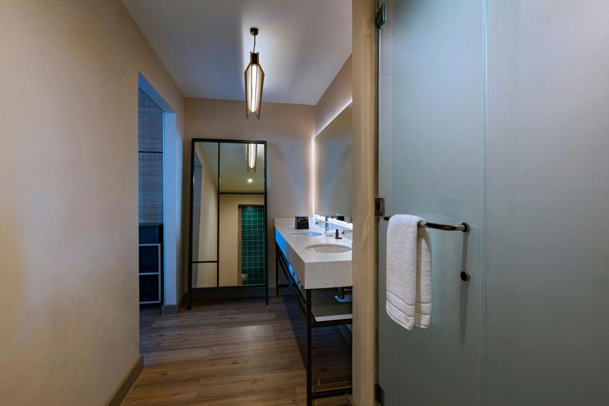 Aloft Playa Del Carmen Hotel Bagian luar foto Bathroom