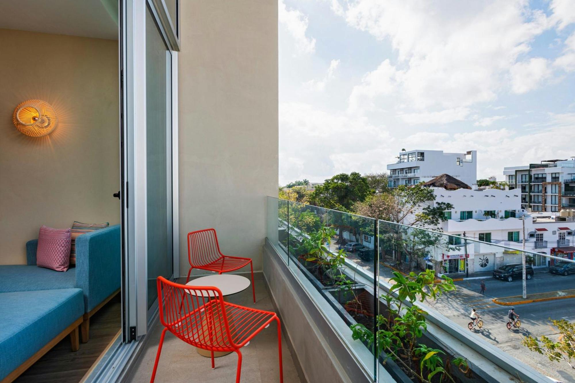 Aloft Playa Del Carmen Hotel Bagian luar foto Balcony of a hotel room